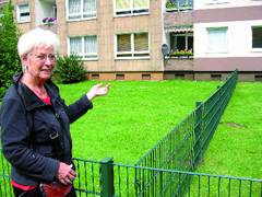 Karin Schnittker von der Mietergemeinschaft Essen zeigt es: Wo Häusser-Bau privatisiert, wachsen als erstes Zäune.