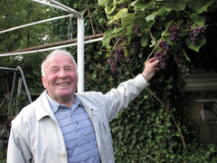 Heinz Frost in seinem Garten